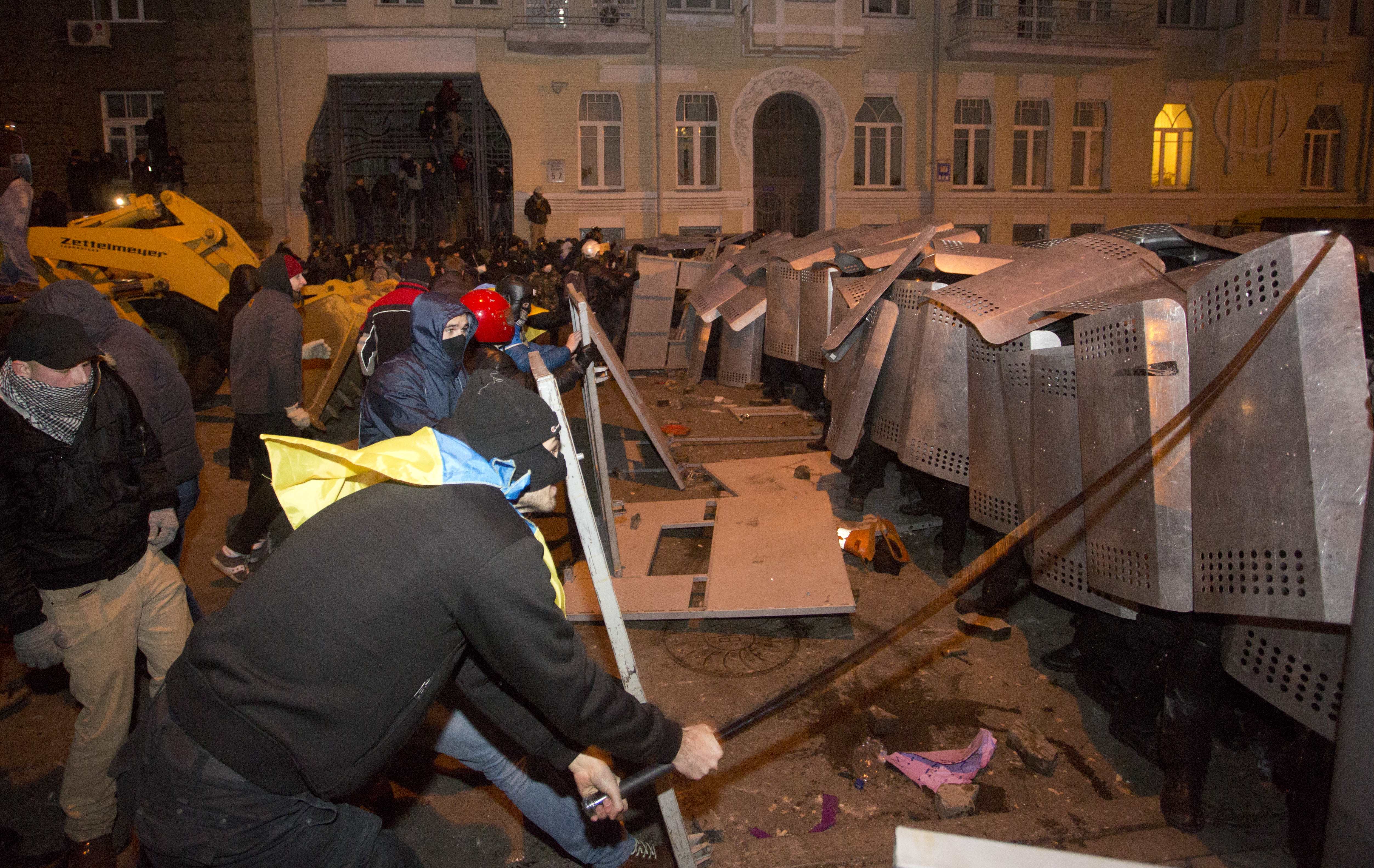 Demonstranter har attackerat med olika tillhyggen. Demonstranter har attackerat med olika tillhyggen.
