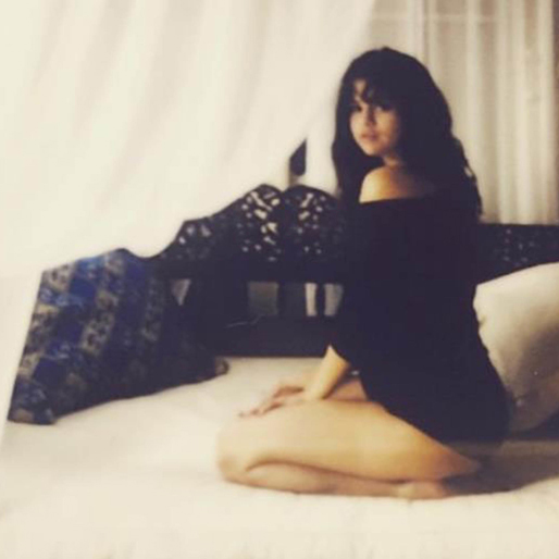 Selena Gomez bjuder på en bild från sängkammaren. Selena Gomez bjuder på en bild från sängkammaren.