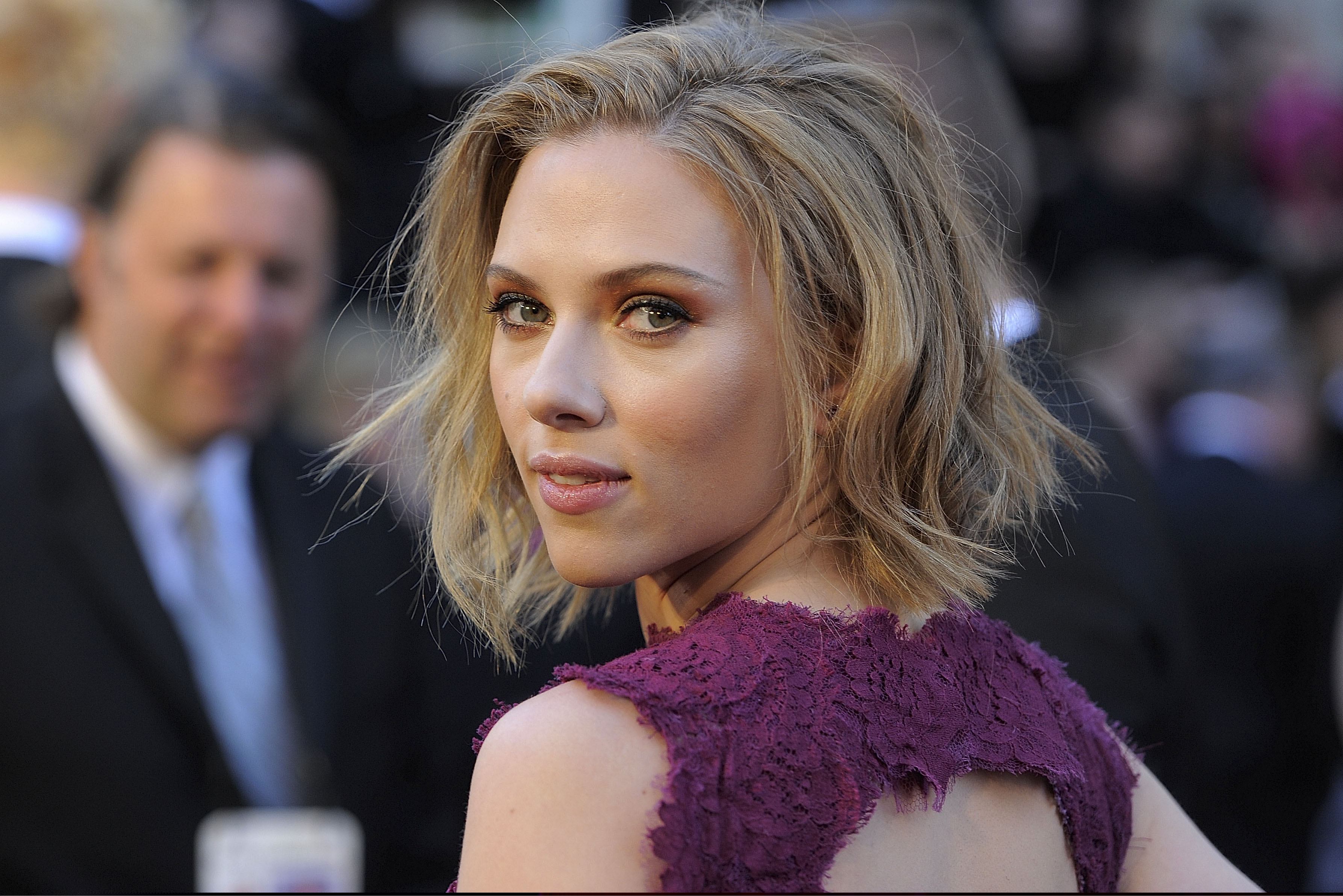 Scarlett Johansson gillar att supa sig full på Vita husets tillställningar - ja, hon ser det till och med som sin uppgift.