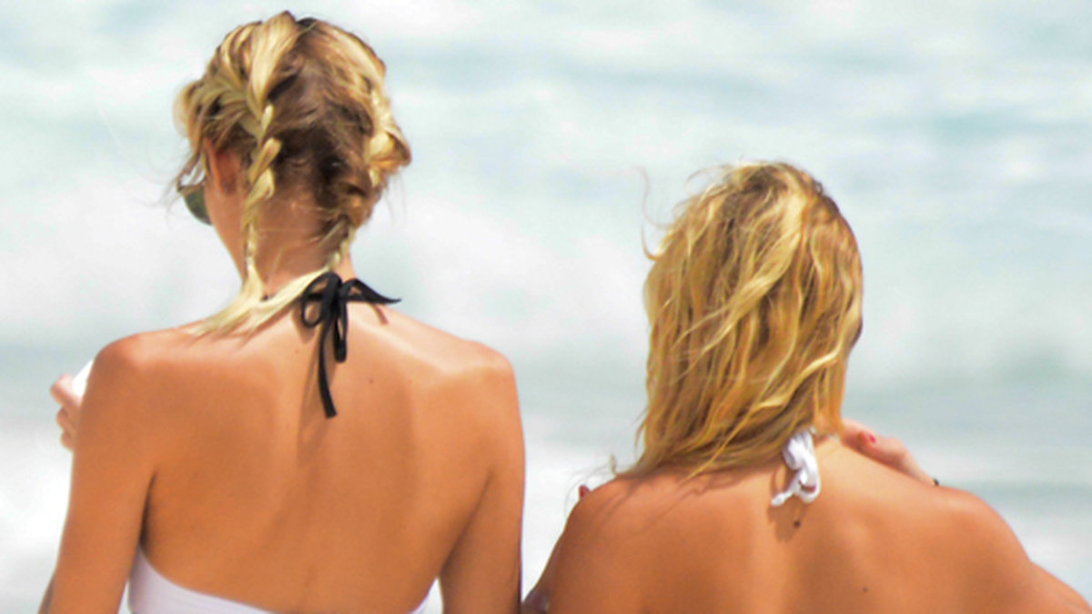 Victorias Secret-änglarna Rachel Hilbert och Devon Windsor tog selfies i Mexiko.