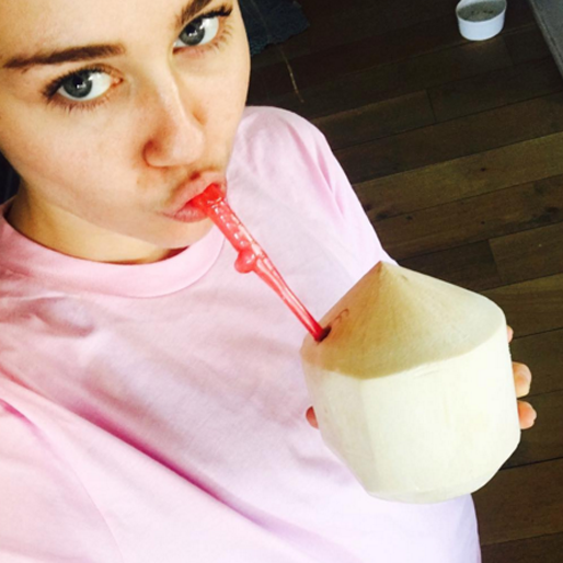 Miley Cyrus dricker ur en kokosnöt med ett barnförbjudet sugrör. Miley Cyrus dricker ur en kokosnöt med ett barnförbjudet sugrör.