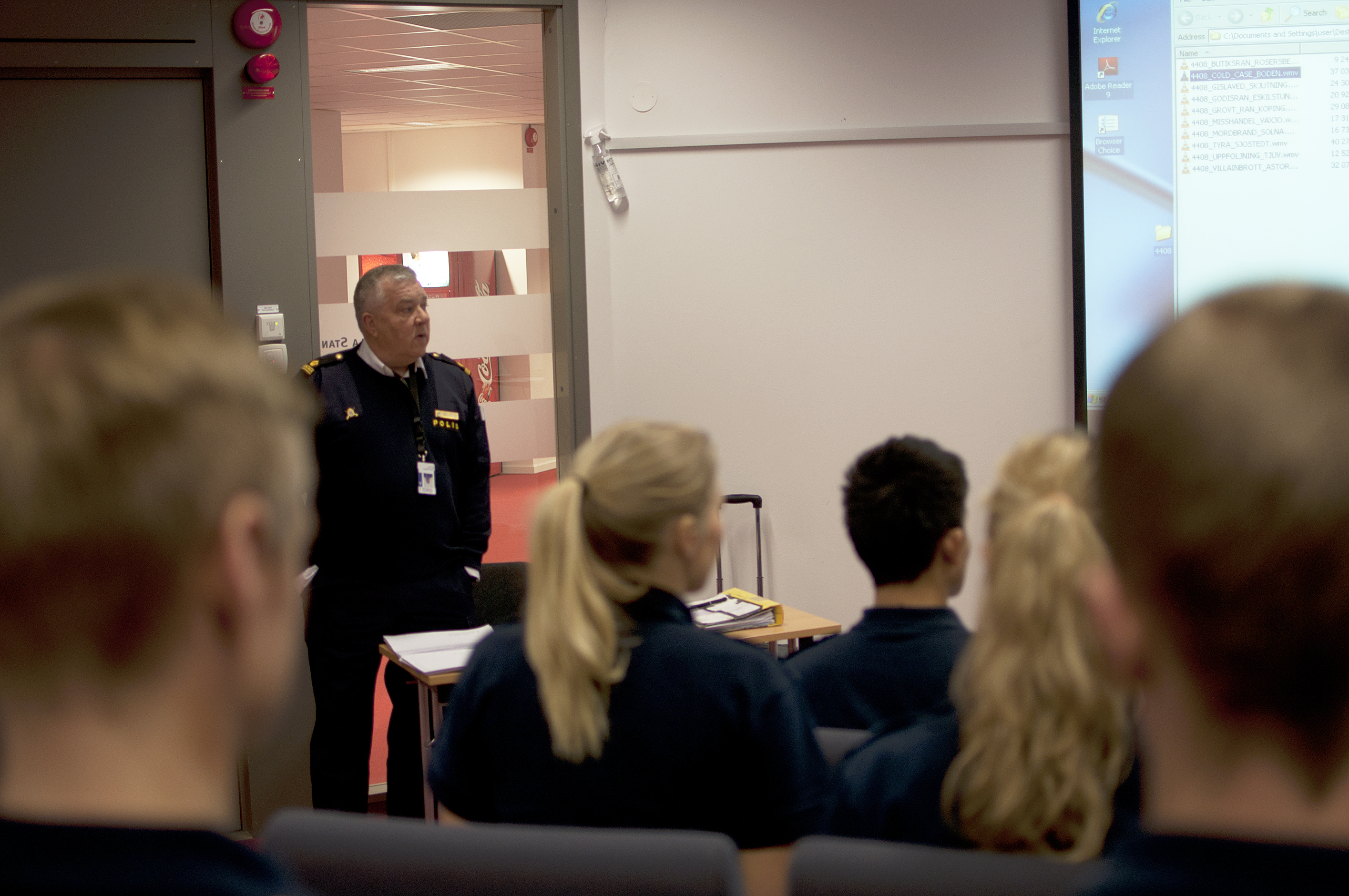 Lennart Gustafsson presenterar kvällens upplägg för polisaspiranterna.