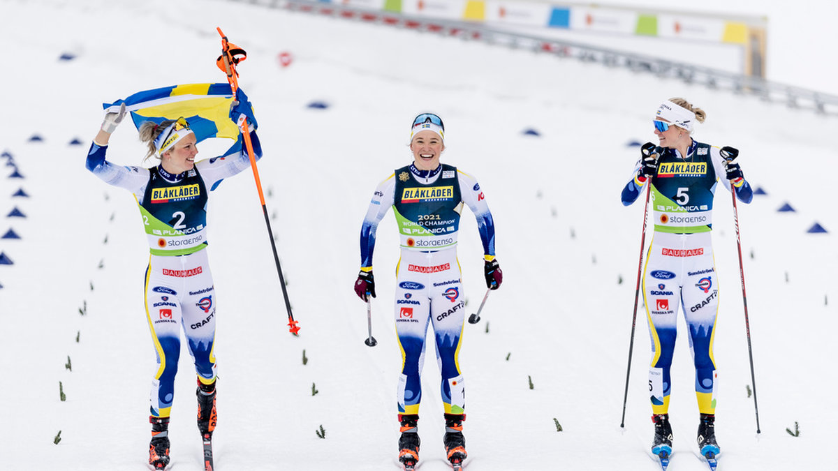 Sveriges tre medaljörer: Emma Ribom (silver), Jonna Sundling (guld) och Maja Dahlqvist (brons) efter finalen i damernas sprint i klassisk stil i skid-VM i Planica.
