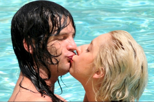 2010 har varit fyllt av kärlek, hångel och - skandalkyssar. Nyheter24 har tittat tillbaka på kärleken i Hollywood och ger er de bästa kyssarna från året som gått. Här superdivan Lady Gaga tillsammans med sin pojkvän. 