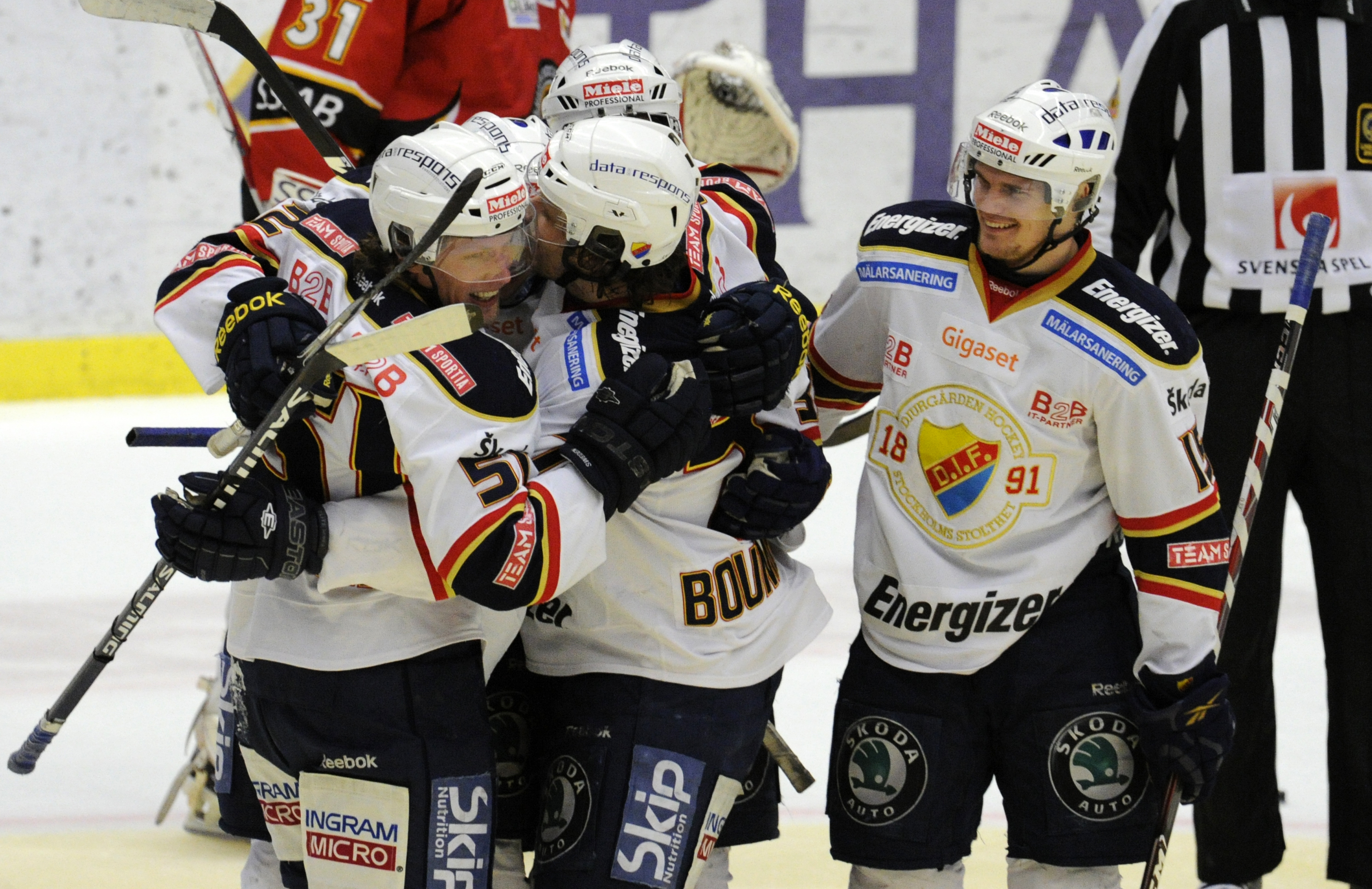 Frågan är nu vad som händer med Djurgårdens stora satsning. Missat SM-guld i fjol och utslaget redan i kvartsfinalen - vad kommer ske till nästa säsong? Frågan är nu vad som händer med Djurgårdens stora satsning. Missat SM-guld i fjol och utslaget redan i kvartsfinalen - vad kommer ske till nästa säsong?