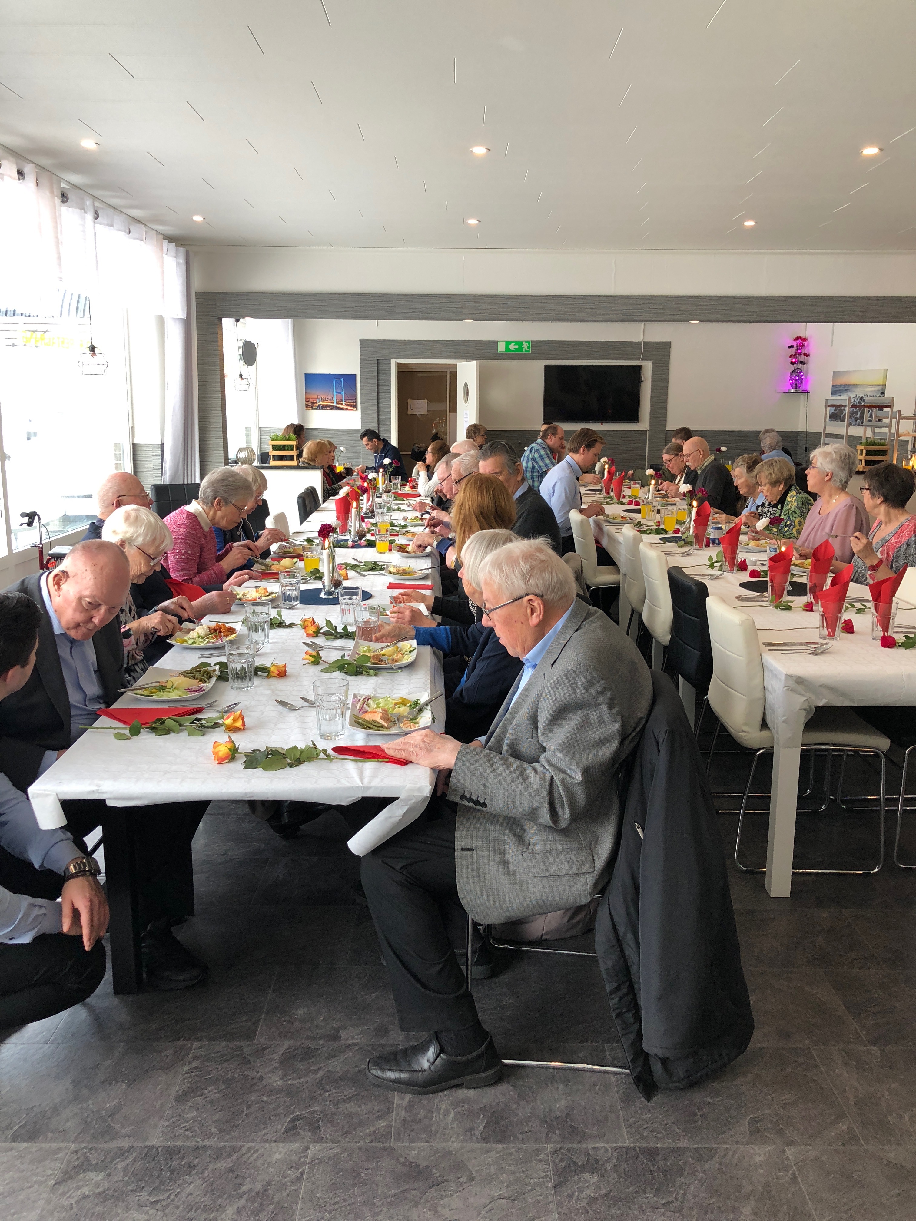 Några av de pensionärerna som Aras bjöd på lunch. Några av de pensionärerna som Aras bjöd på lunch.