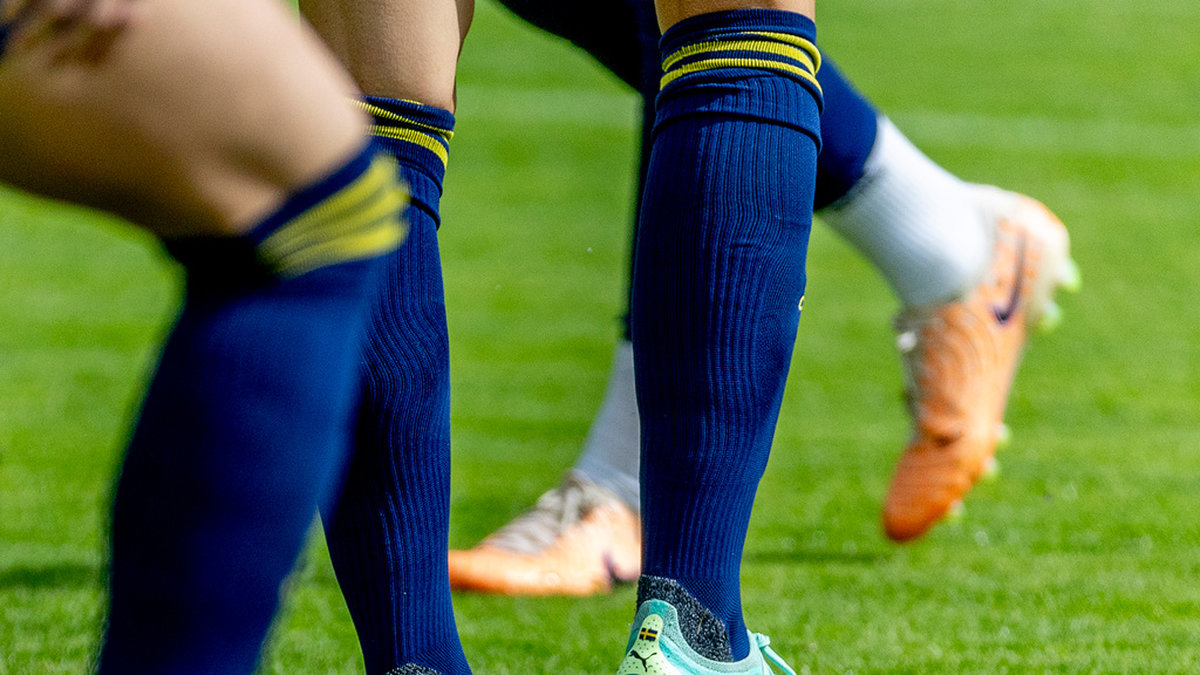 Fridolina Rolfös fötter, i en ny skomodell formad efter kvinnors fötter, under en landslagsträning inför VM.