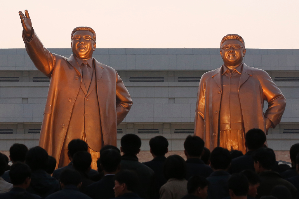 På fredagen avtäcktes två nya statyer, föreställande Kim Il Sung och Kim Jong Il.
