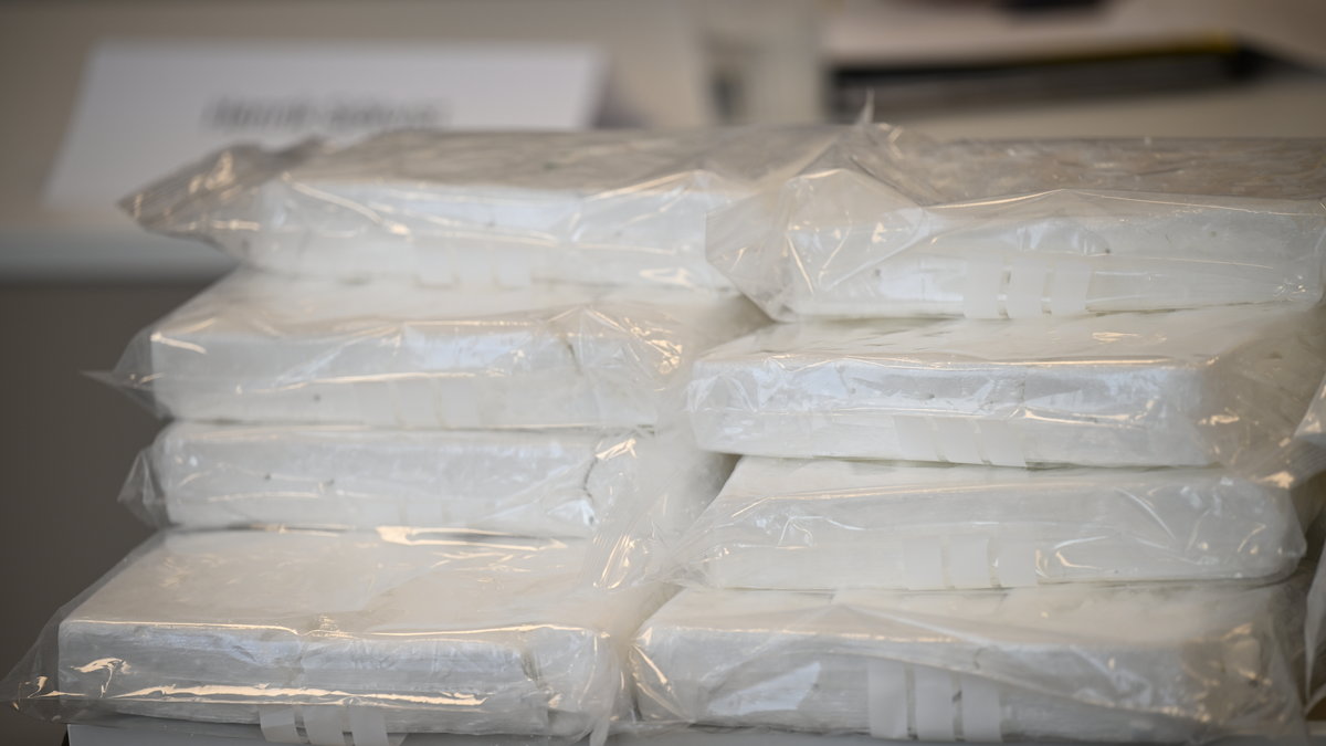 Tullen visar upp påsar med kokain som tagits i beslag vid en  pressträff om att Helsingborgs hamn har blivit en inkörsport för kokain till Sverige. 