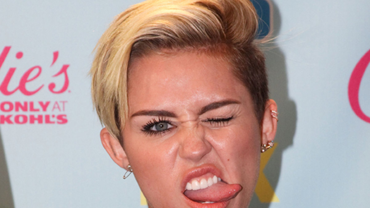 Miley Cyrus fortsätter sin världsturné där hon imiterar Kiss-stjärnan Gene Simmons. 