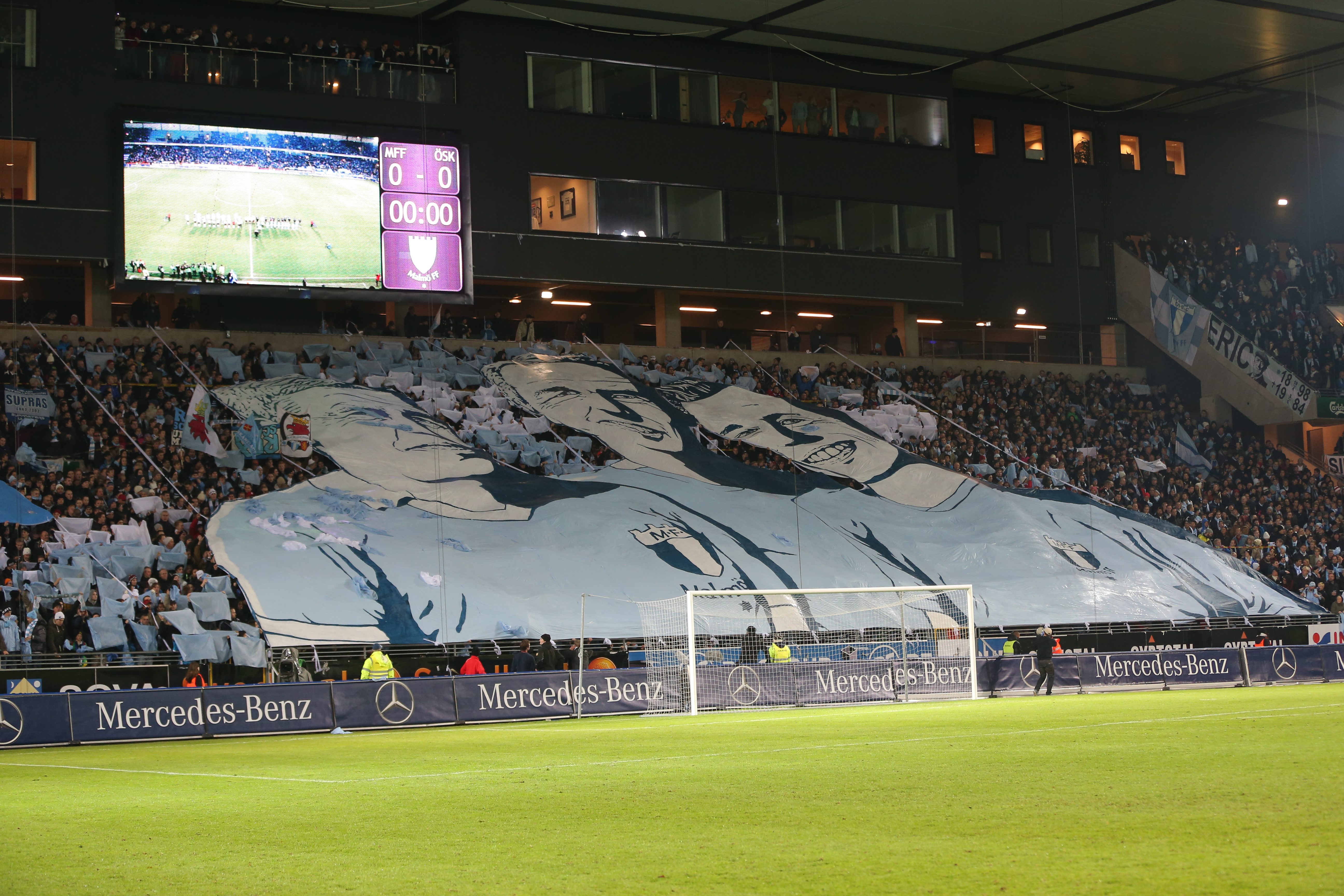 Malmö-fansen bjöd på ett mäktigt tifo inför avspark. Malmö-fansen bjöd på ett mäktigt tifo inför avspark.