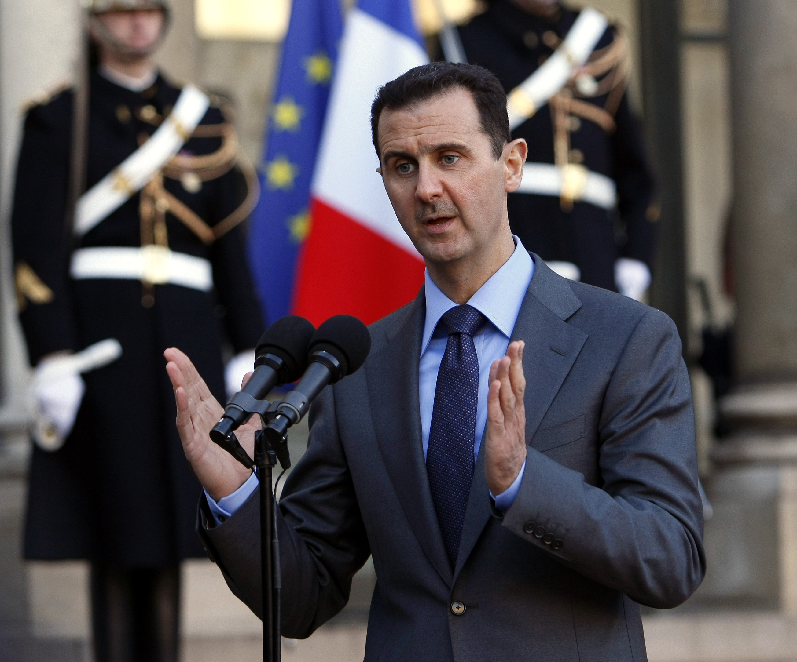 Trots påtryckningar om avgång vägrar Assad lämna ifrån sig makten.