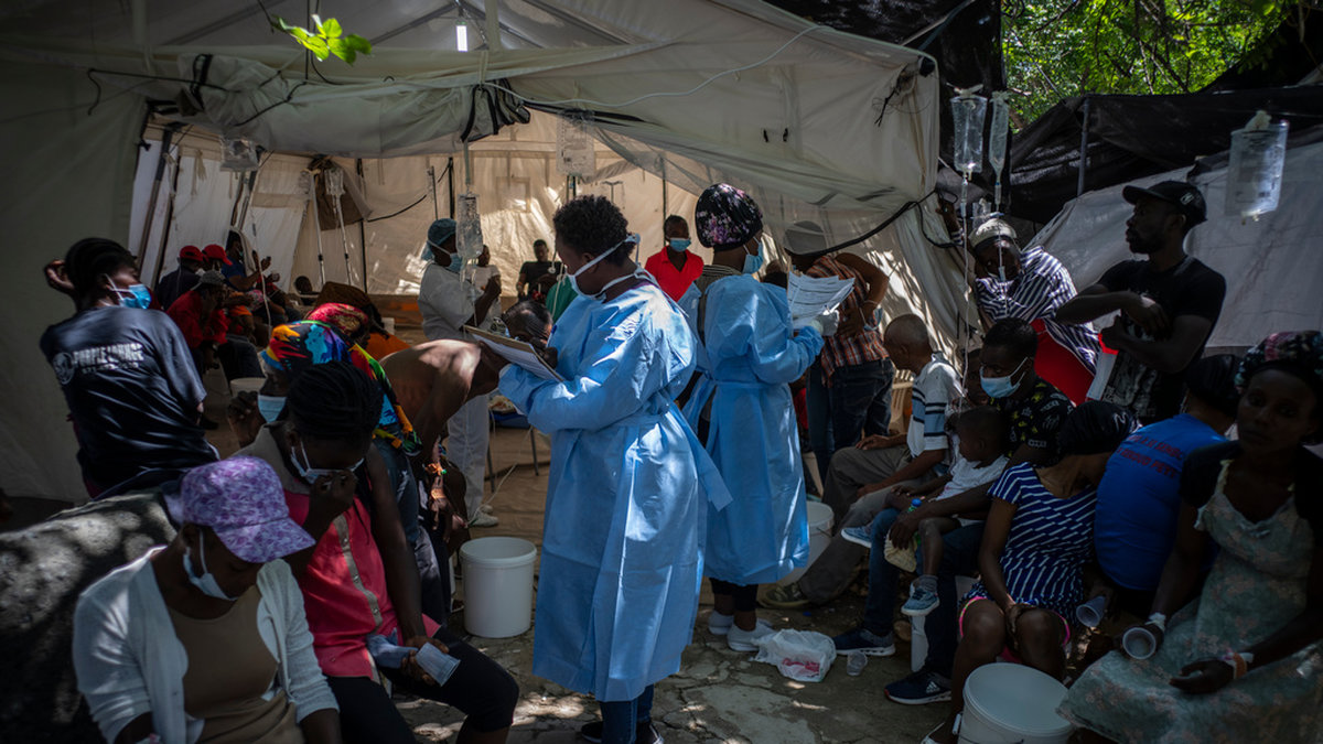 Medicinsk personal hjälper koleradrabbade i Haiti under ett utbrott i fjol. Arkivbild.