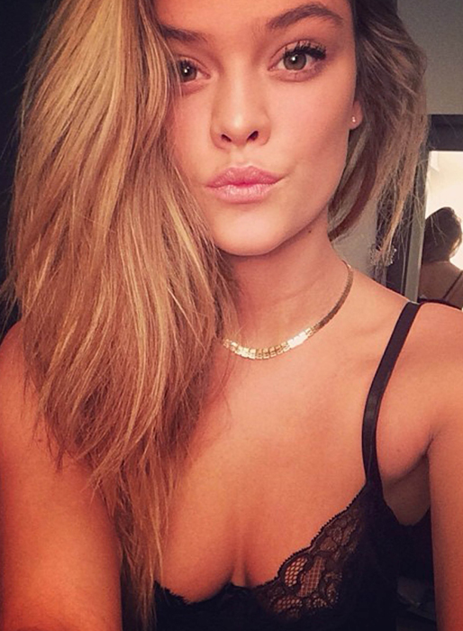 Nina Agdal bjuder på en selfie. Nina Agdal bjuder på en selfie.