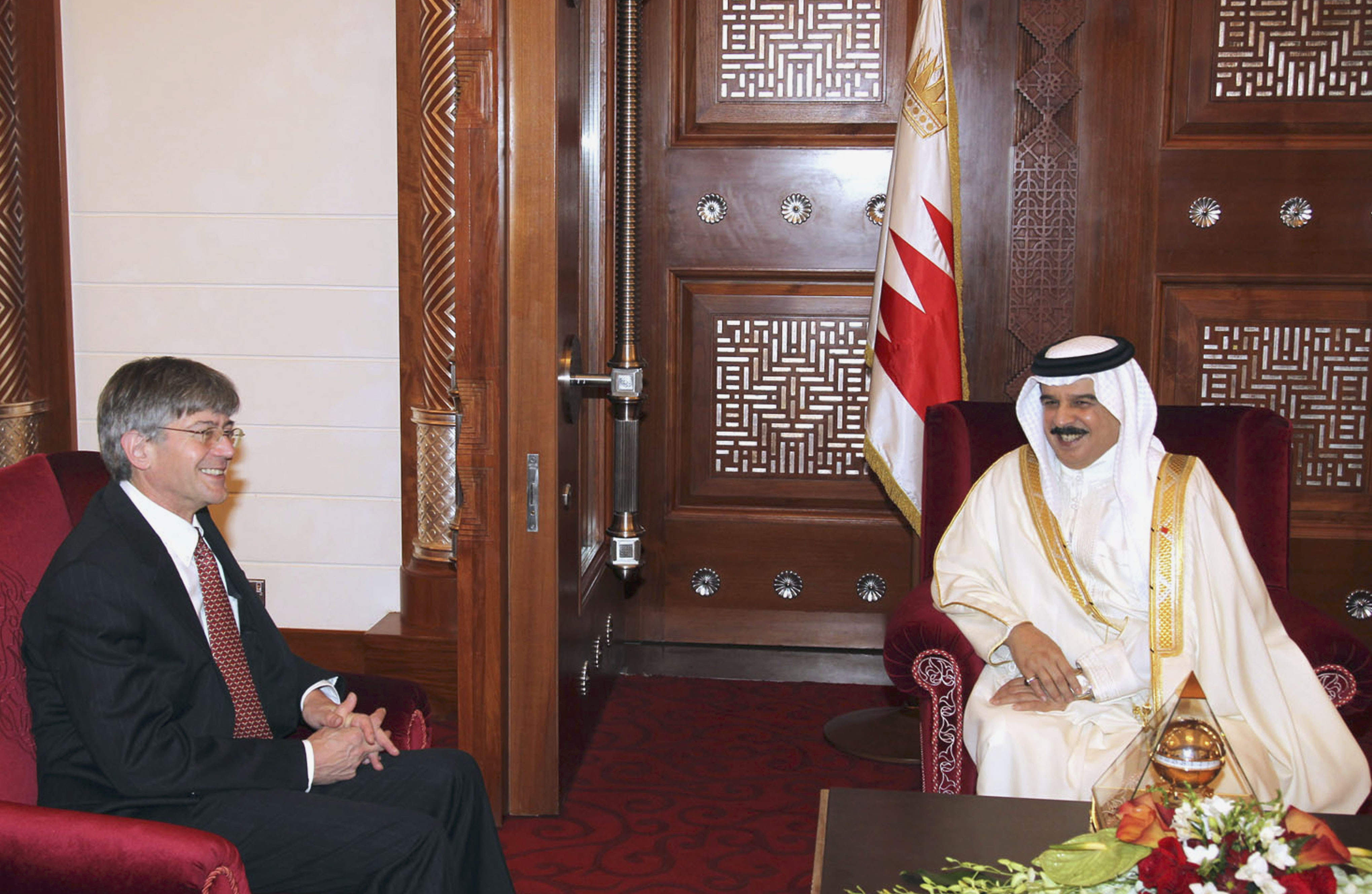 Bahrain styrs av kung Hamad bin Isa Al-Khalifa sedan 1999. Han efterträdde sin far Isa bin Salman Al-Khalifa.