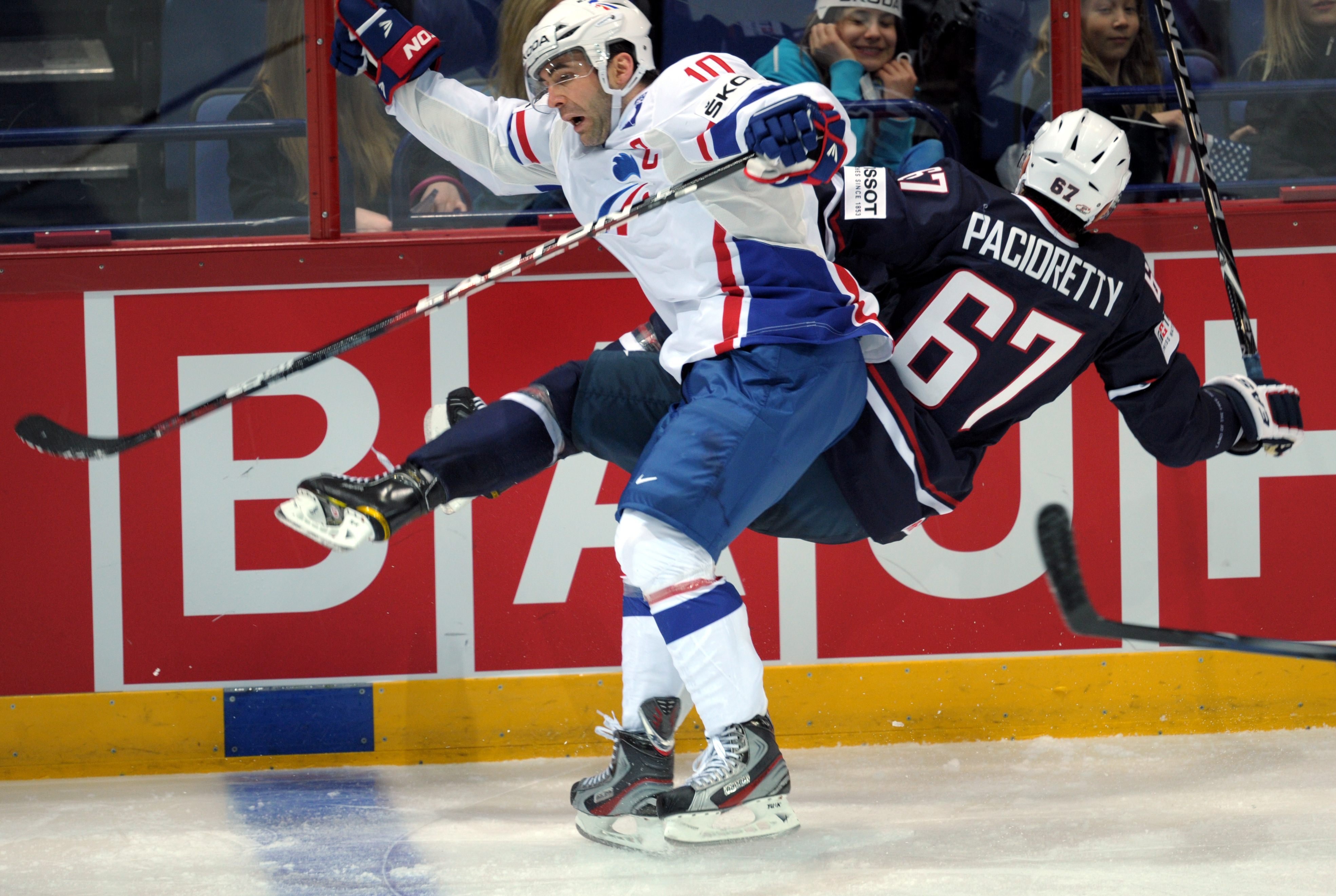 Laurent Meunier ger Max Pacioretty en rejäl bröstvärmare. Laurent Meunier ger Max Pacioretty en rejäl bröstvärmare.