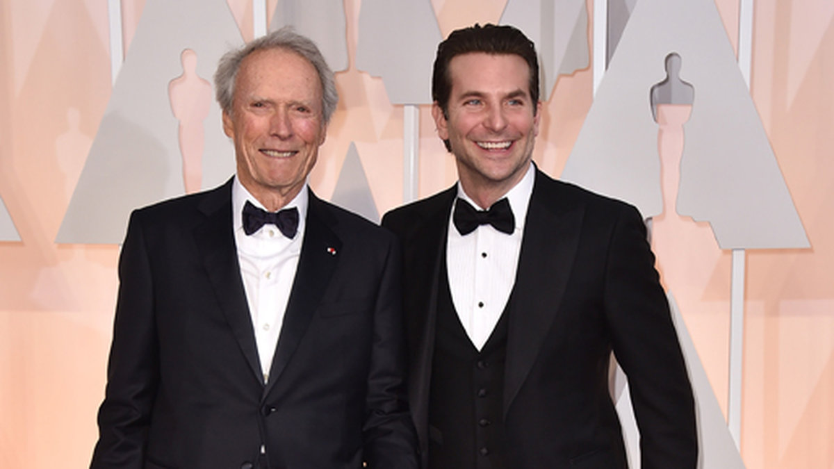 Clint Eastwood och Bradley Cooper körde på säkra kort och anlände i smoking. 