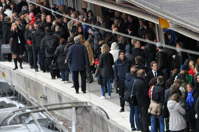 Tåkkaos: Resenärer på centralen i Stockholm står packade som sillar sedan... Tåkkaos: Resenärer på centralen i Stockholm står packade som sillar sedan...