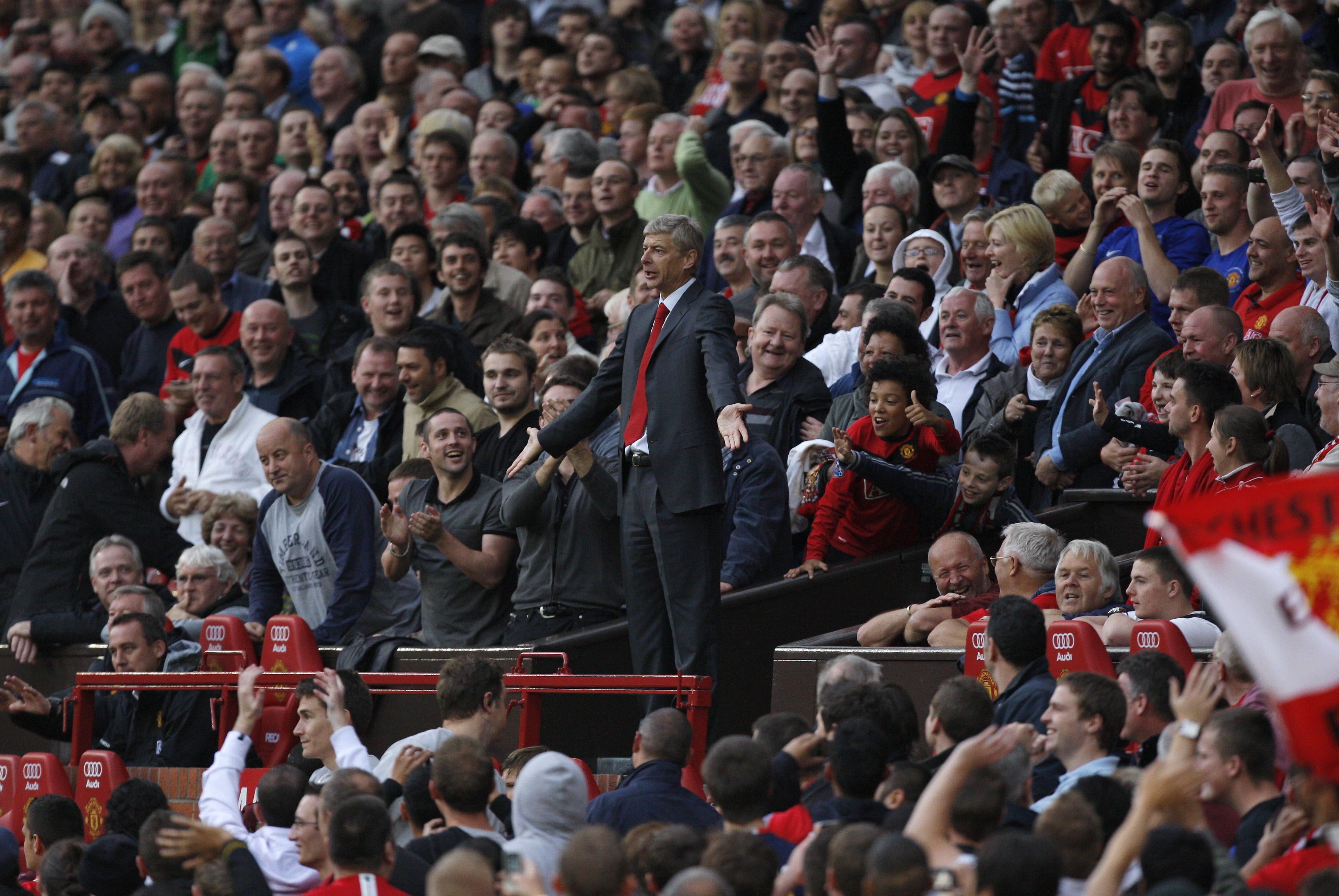 Arsene Wenger visade ut i det första mötet mellan storklubbarna den här säsongen. Här ses han på Old Traffords läktare.