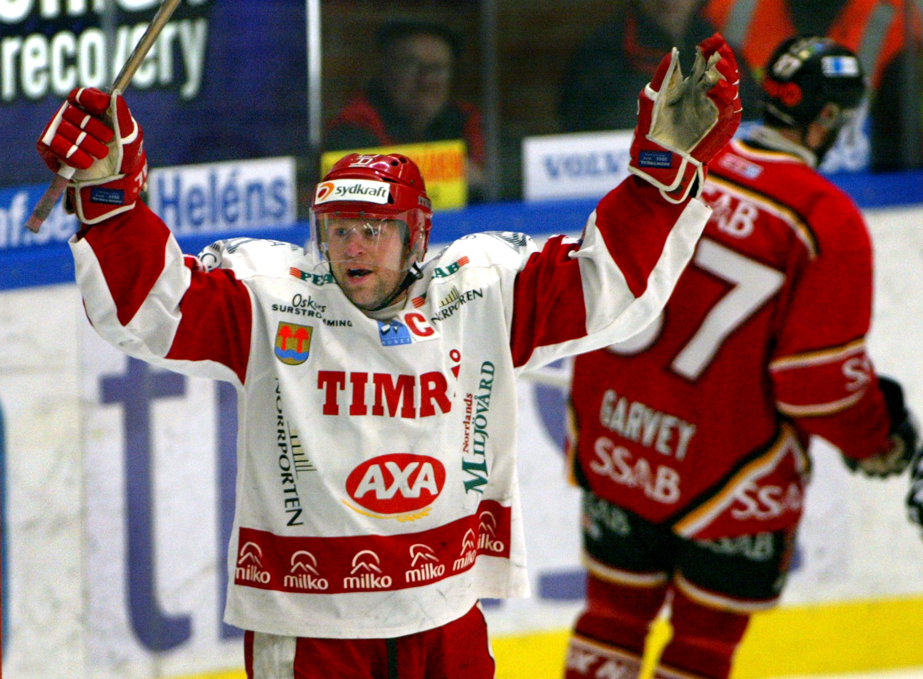 Tidernas näst längsta match i Elitserien var mellan Timrå och Luleå i kvartsfinalserien 2003. Timrås Marcus Åkerblom, som jublar efter målet, avgjorde drygt 112 minuter in i matchen. Det är nästan lika lång tid som det tar att flyga från Arlanda till Prag