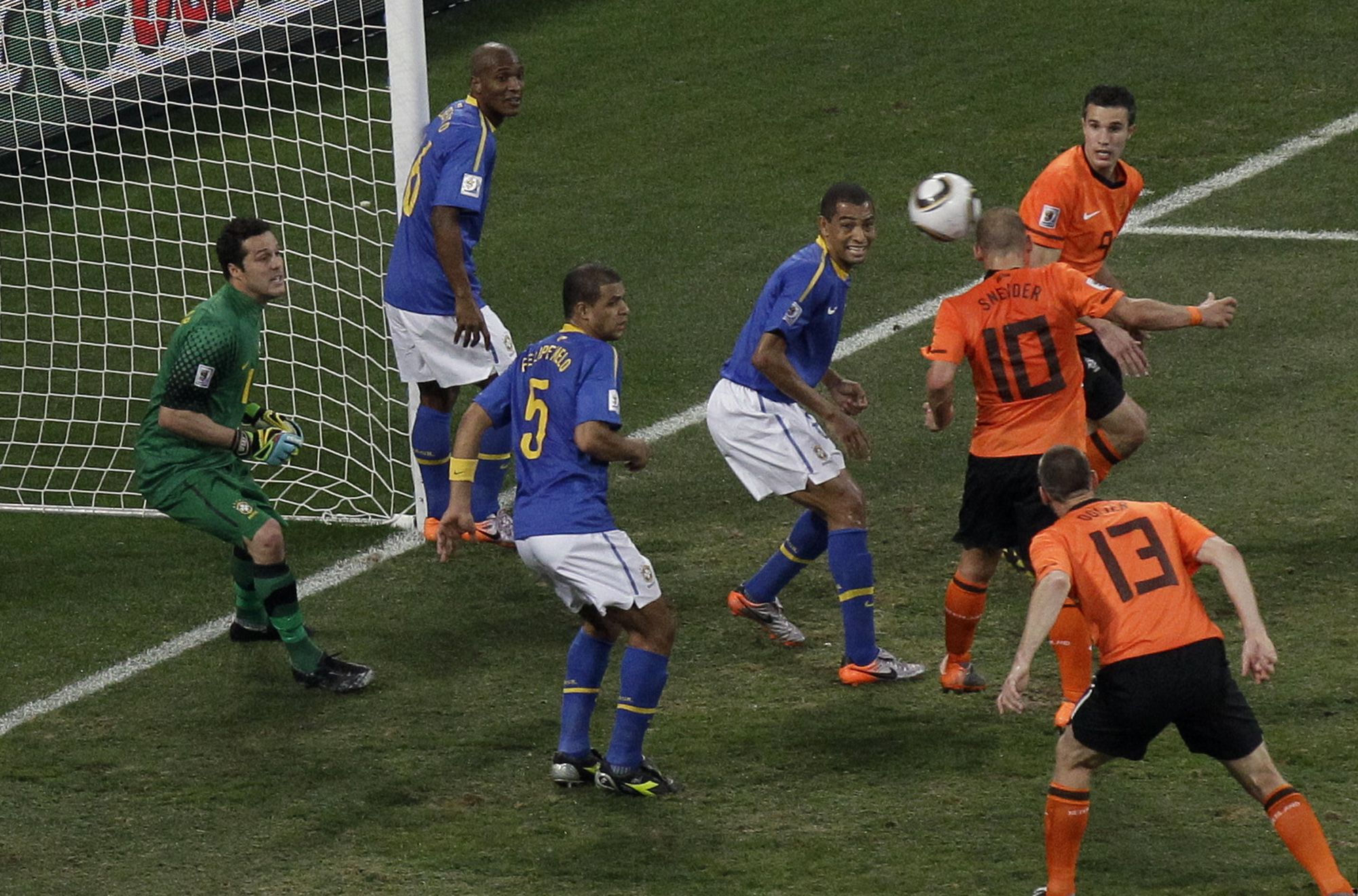 Wesley Sneijder nickar in segermålet mot Brasilien.