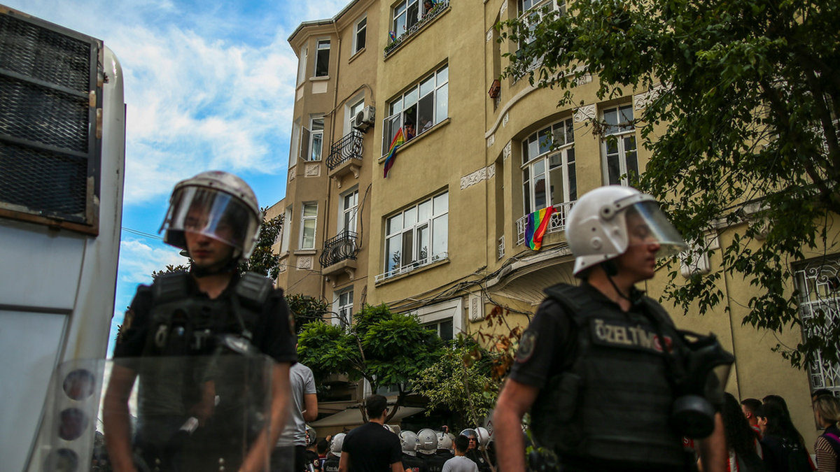 Polis spärrar av platsen i Istanbul där de avbrutit en prideparad.