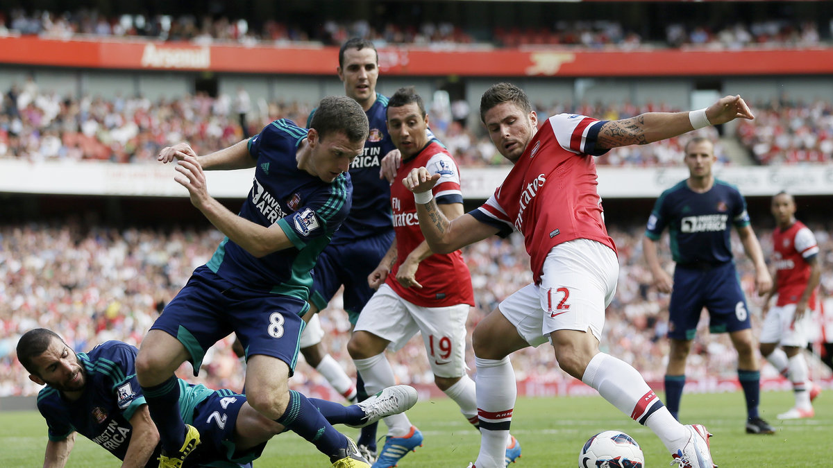 Giroud fick hoppa in i Arsenals premiärmatch mot Sunderland och hade en jättechans att avgöra – men missade.