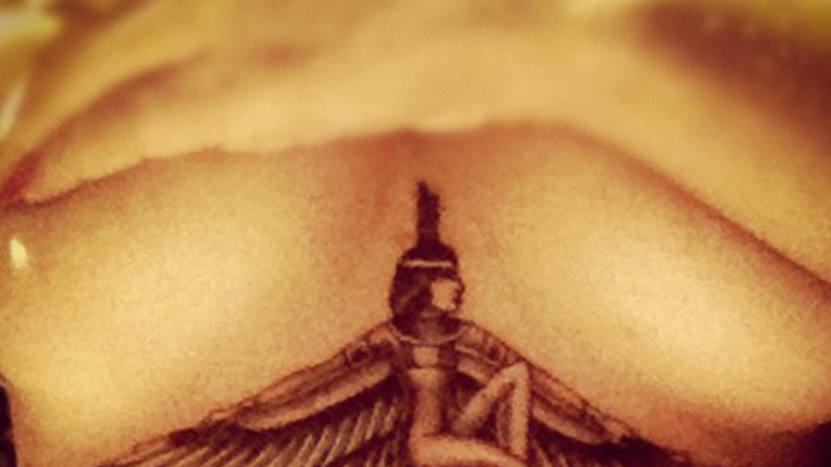 Rihanna visar sin tatuering. 