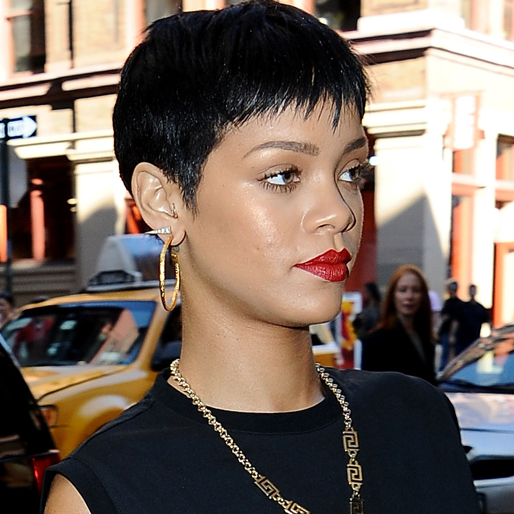 Rihanna i superkort hår.
