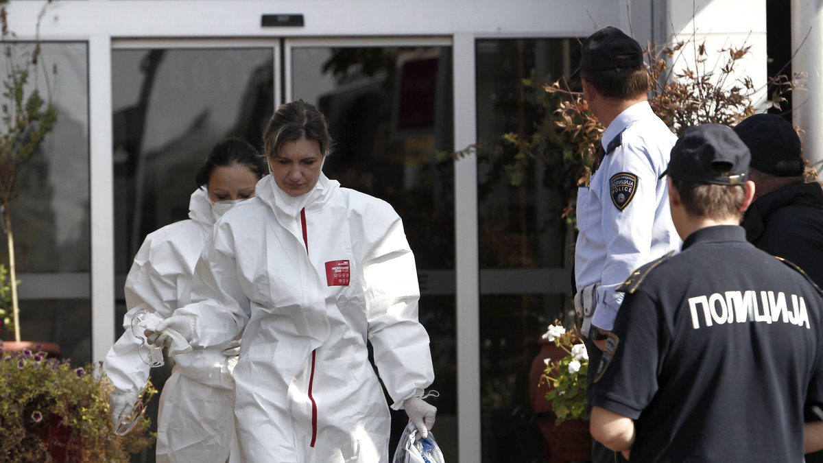 Växjöfamilj fast på misstänkt ebolahotell. Bilden visar sjukpersonal som kommer ut från ett hotell i Skopje där en misstänkt ebolasmittad befunnit sig.