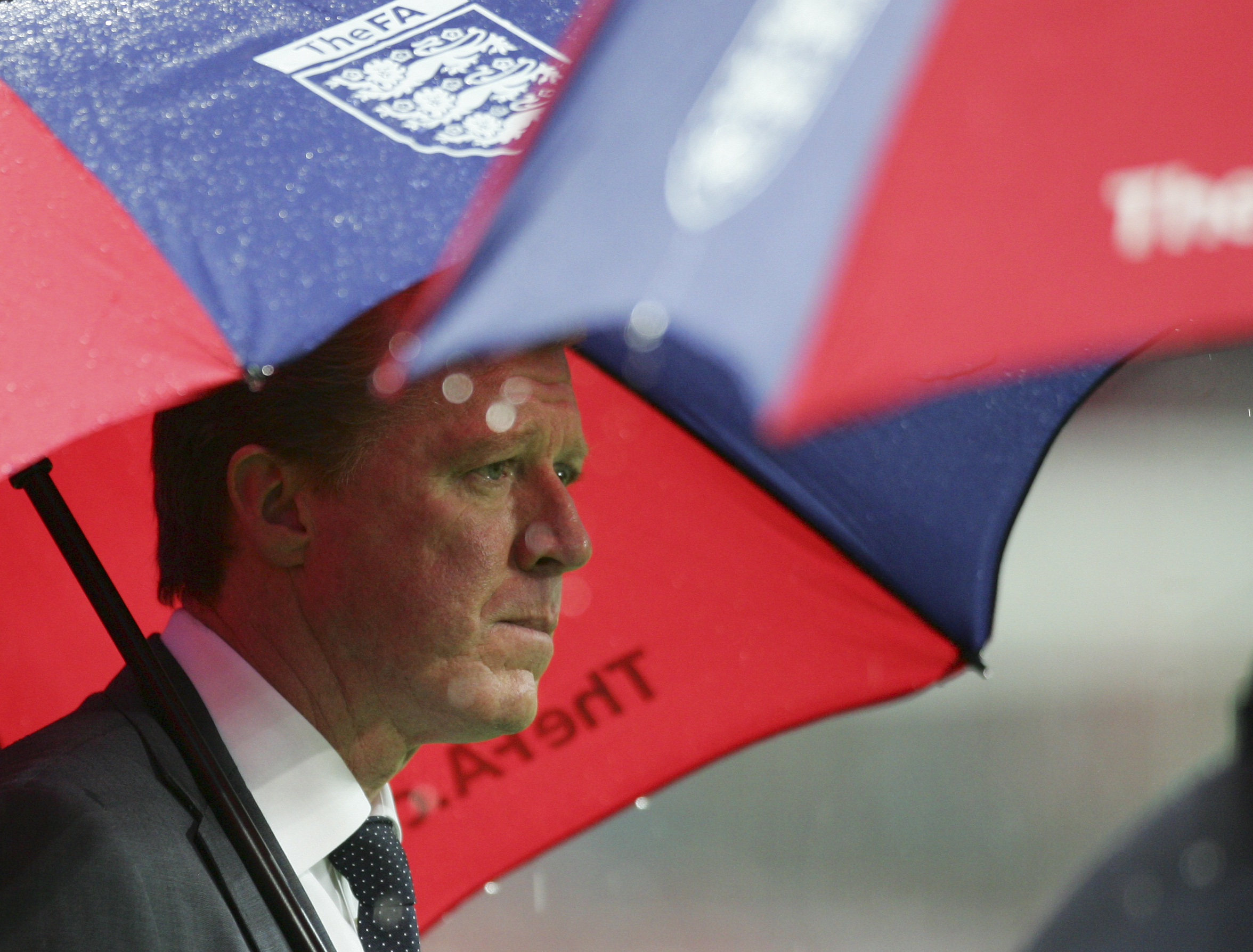 Steve Mcclaren står under sitt välkända paraply.