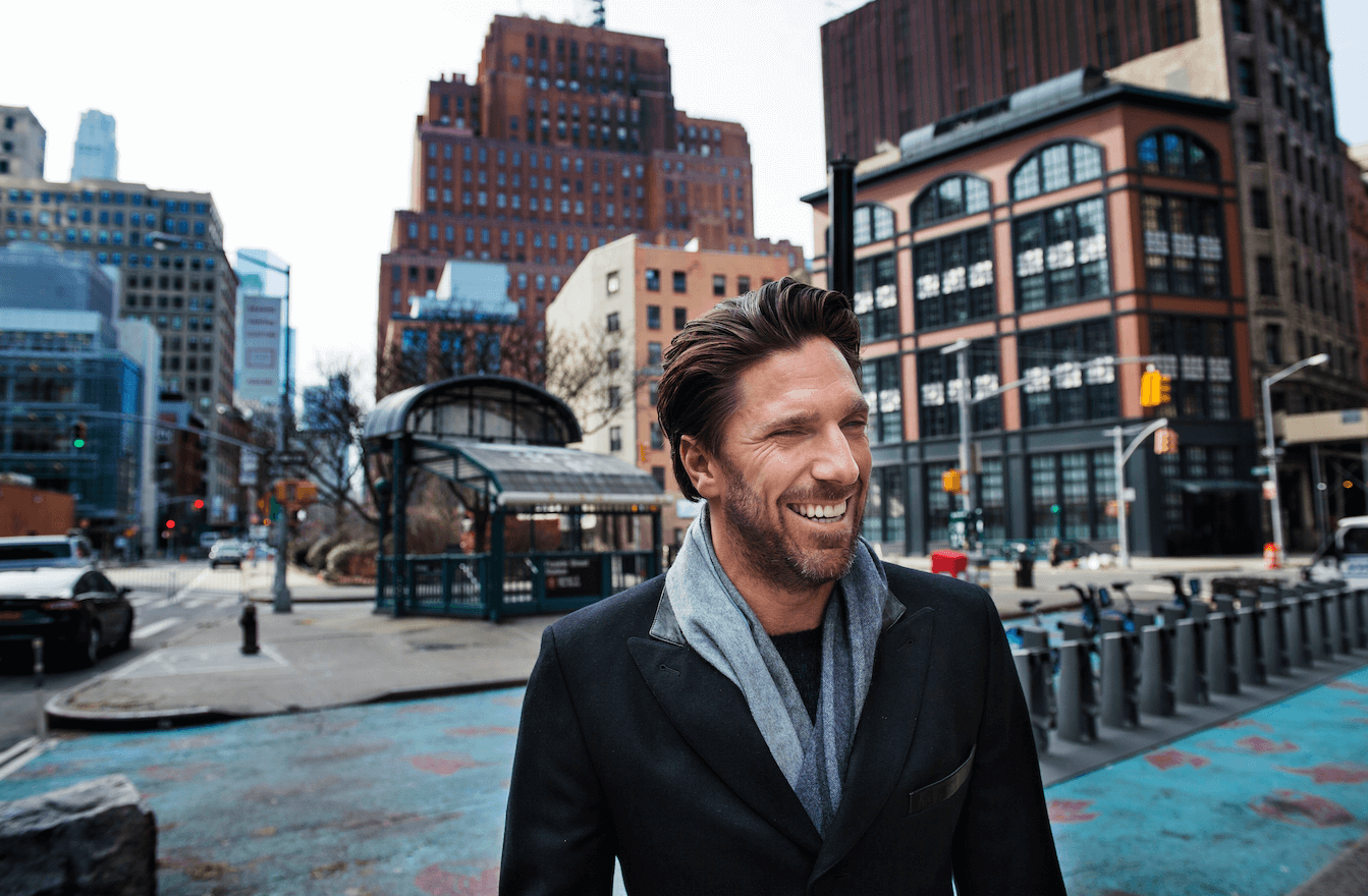 Hans ansikte passar så fint in i New Yorks fasader. Som en målning. Hans ansikte passar så fint in i New Yorks fasader. Som en målning.