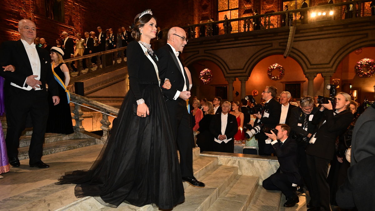 Prinsessan Sofia bar en svart klänning – en färg som tillsammans med mörkare, nedtonade färger, tycks vara trenden i år.