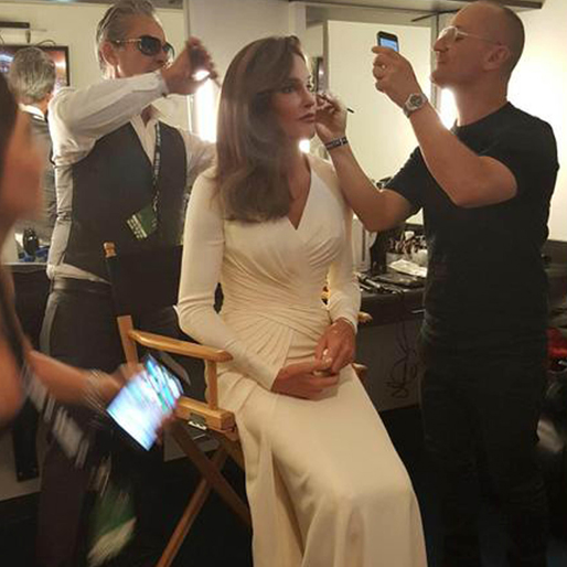 Caitlyn Jenner får håret och sminket fixat innan ESPY-galan. Caitlyn Jenner får håret och sminket fixat innan ESPY-galan.
