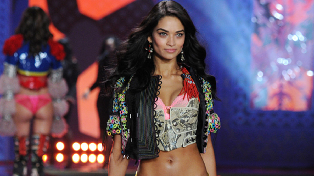 Modellen Shanina Shaik på catwalken.
