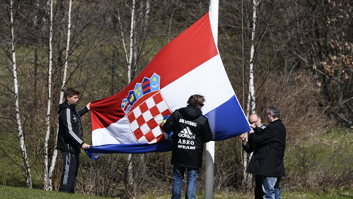 Den kroatiska flaggan hissades på halvstång på träningsarena vid Karlberg.