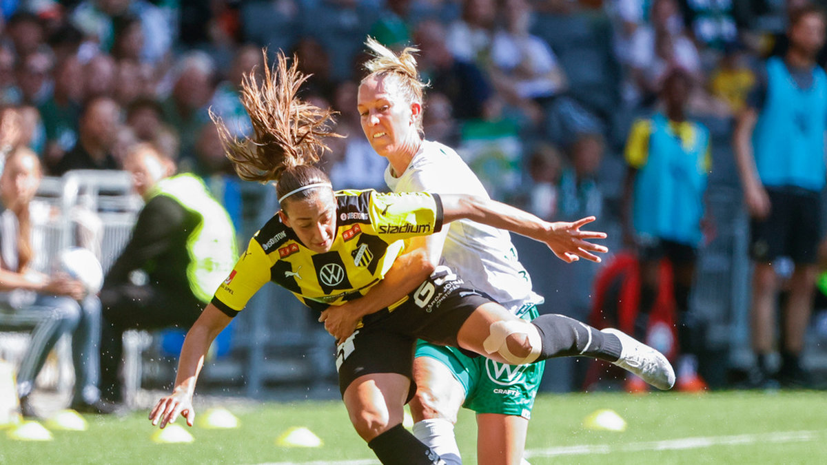 Hammarbys Julia Roddar och Häckens Rosa Kafaji under förra årets final, som Hammarby vann med 3–0.
