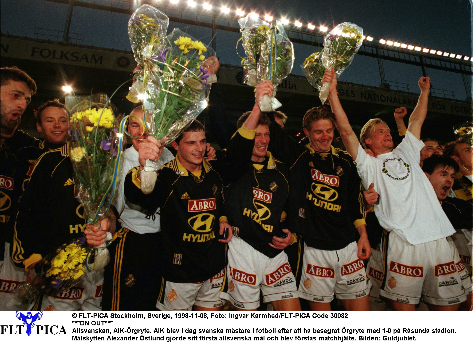Jag vet vad ni tror, men nej - det är inte en skolavslutning på valfri högstadieskola. Det är AIK som firar SM-guld år 1998.
