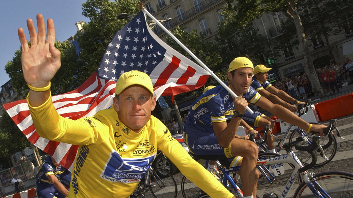 Armstrong cyklar ärevarv innan dopingskandalen uppdagas.