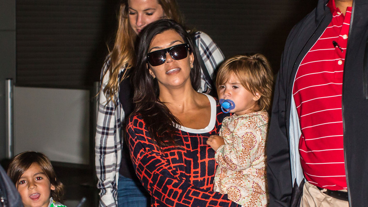Här ser vi gravida Kourtney Kardashian med sin son och dotter. 