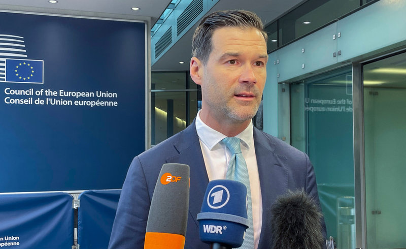 Migrationsminister Johan Forssell på väg in till torsdagens EU-möte i Luxemburg.