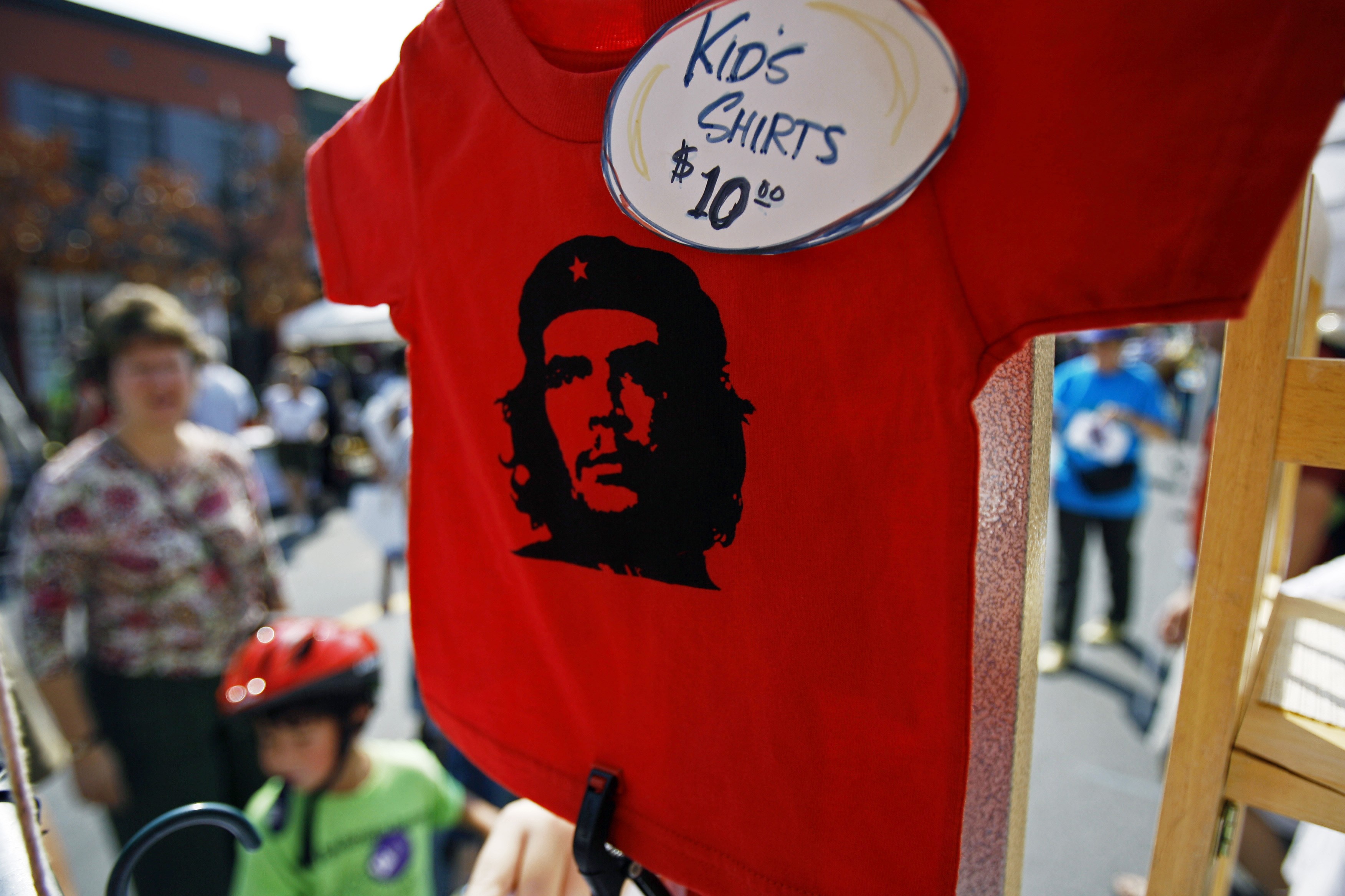 Sverigedemokraterna i Helsingborg reagerade på tröjor med revolutionären Ché Guevara på. Svensk grundlag stoppar dock ett förbud.