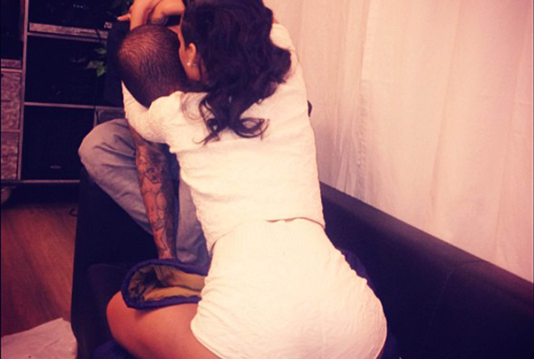Rihanna och Chris Brown kramar loss. Rihanna och Chris Brown kramar loss.