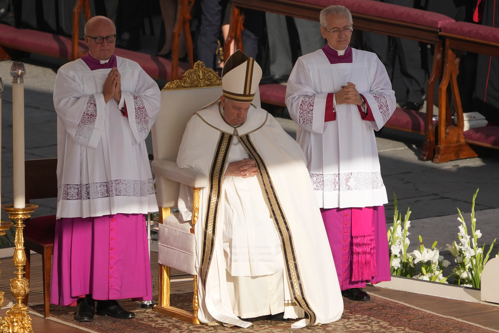 Franciskus vid Petersplatsen på första dagen av årets biskopssynod i Vatikanen.