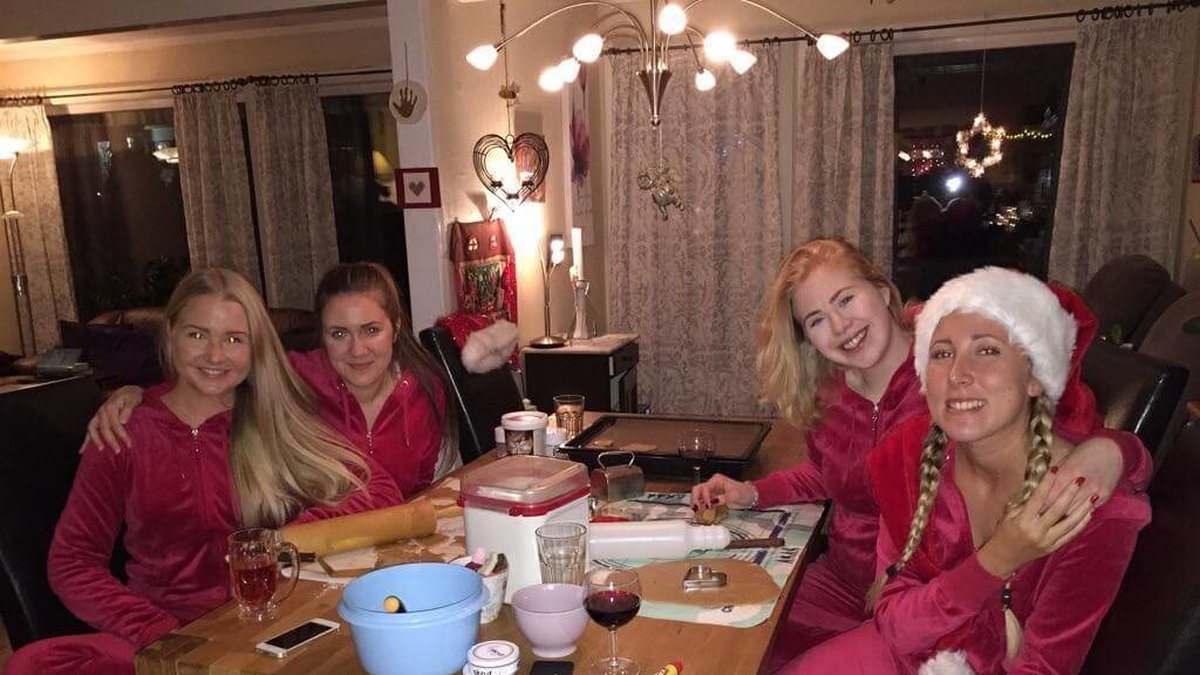 Tillsammans med sina vänner bestämde Eline (längst till vänster) sig därför för att bjuda in just unga människor som inte har några nyårsplaner – till en gemensam nyårsfest.