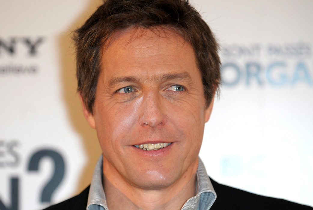 Tony Montana i kokainscenen i Scarface? Nej, bara Hugh Grant som glömde borsta bort sitt puder. Tony Montana i kokainscenen i Scarface? Nej, bara Hugh Grant som glömde borsta bort sitt puder.