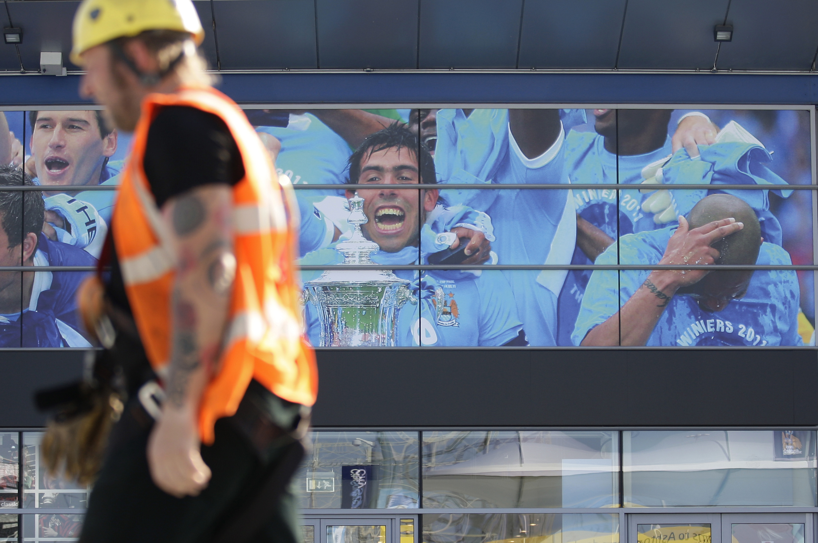 Affisch utanför Etihad Stadium dagen efter skandalen i München. Affisch utanför Etihad Stadium dagen efter skandalen i München.