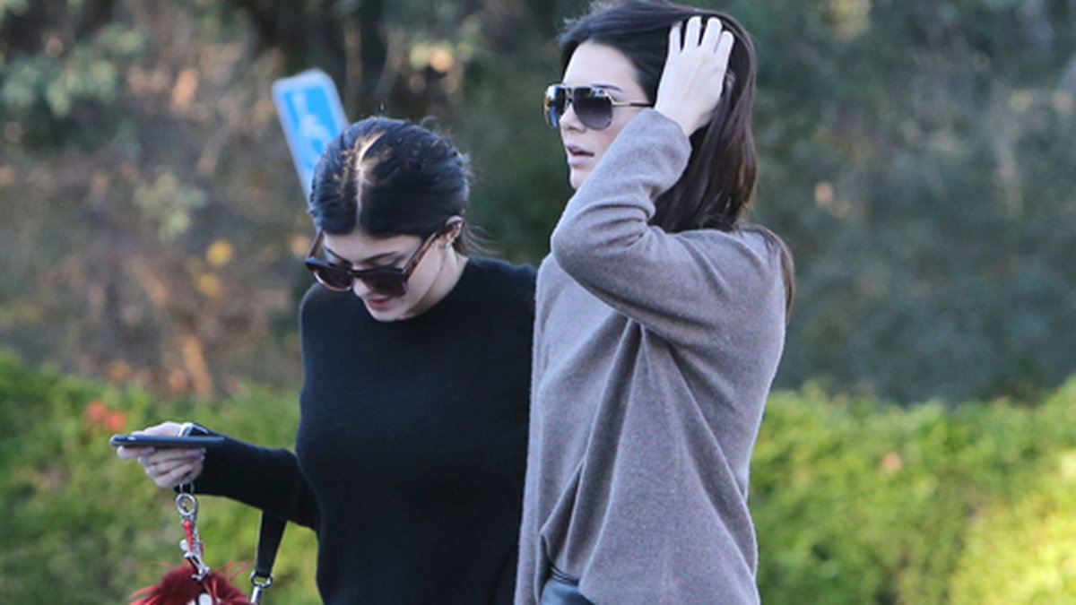 Kylie och Kendall Jenner äter lunch i Kalifornien.