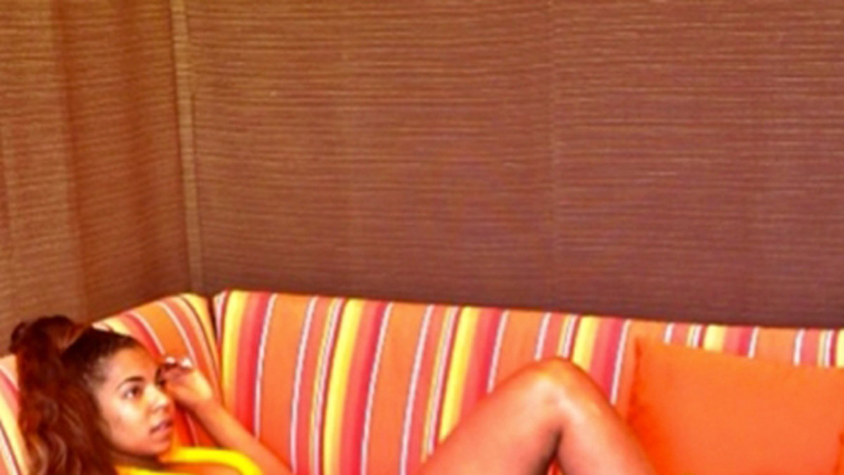 Ashanti slappnar av i citrongul bikini. 