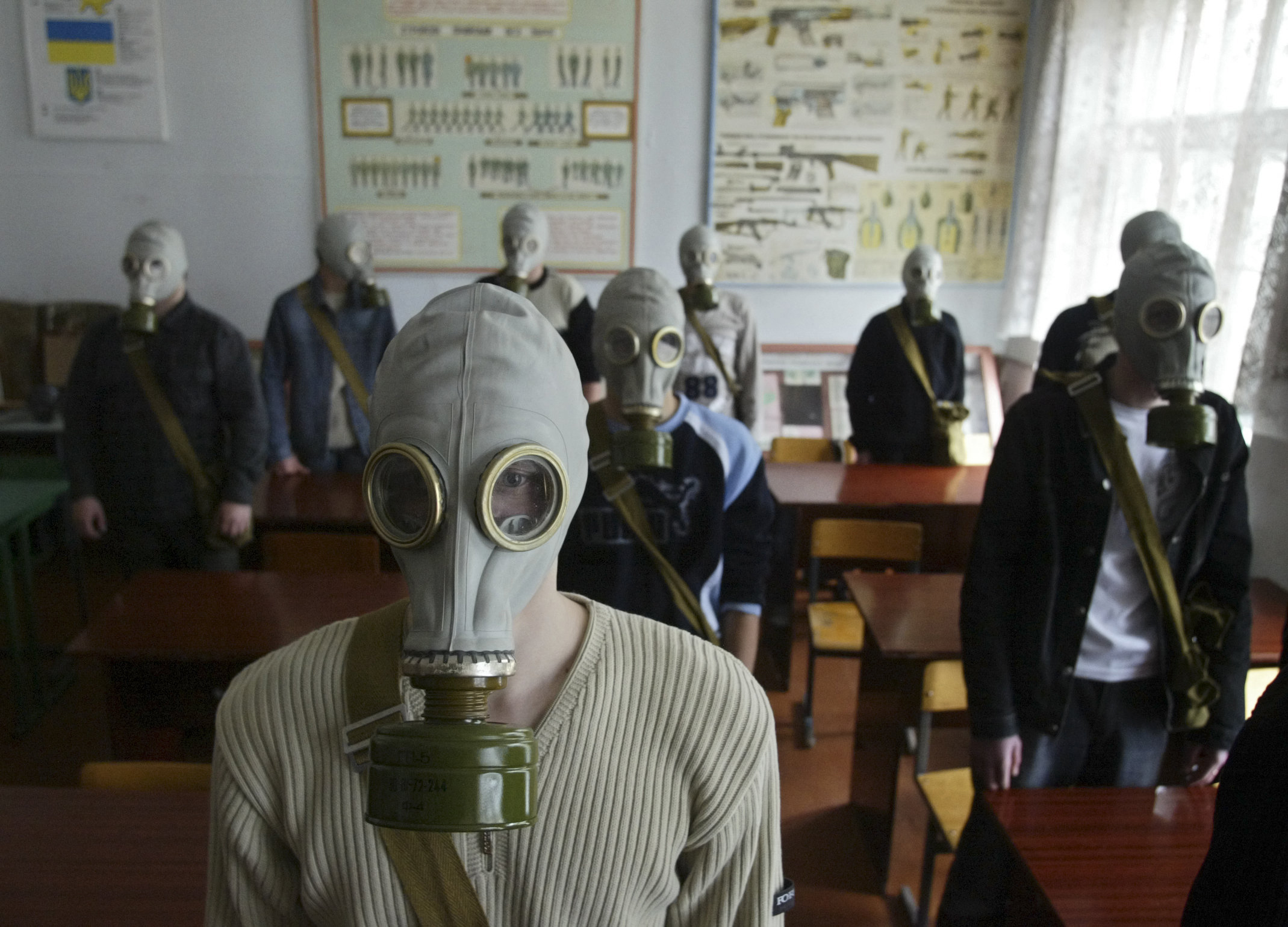 Barn i en ukrainsk skola bär gasmasker under en övning 2006. Barn i en ukrainsk skola bär gasmasker under en övning 2006.